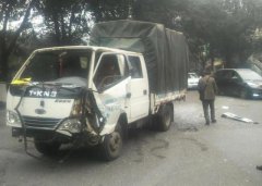 大客车撞上货车 货车前挡风玻璃瞬间炸裂
