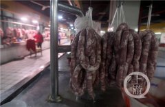 灌香肠进入高峰期   绞肉店6个人一天要灌2000斤