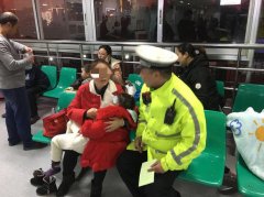 女童高烧突发抽搐 民警紧急开道送医