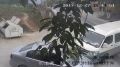 小客车急刹致“漂移” 路口上演惊险一幕