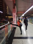 女子在轻轨站栏杆上突然劈叉   网友：好霸气