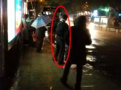 老人醉酒大闹公交 司机愤然熄火离开
