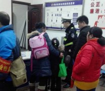 公交车还没到站 她着急下车挤摔倒小女孩