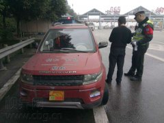 残疾人专用车误入高速路 险酿事故