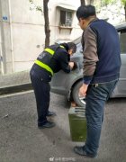 急着去亲戚家过节   谁知车子没油趴窝路边
