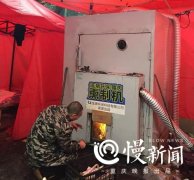 重庆街头环保熏肉“神器” 可同时熏制500斤腊肉
