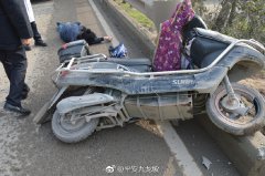 电动车“急弯快转” 打滑侧翻很受伤