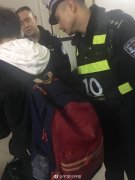 手机遗落出租车上  民警助其快速找回