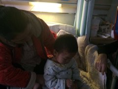 1岁男孩伸手去够装着滚烫开水的水瓢   瓢翻了