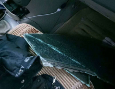一夜之间4车被砸车窗 车内被翻得乱七八糟