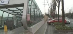 轻轨出口乱停车 百米街道竟成停车场