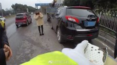 两车擦挂都说是直行 天眼还原真相