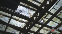 楼下居民搭个雨棚 楼上邻居火了：买个高压水枪对着扫
