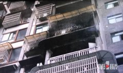 居民楼凌晨突发火灾 众人联手救火