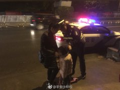 4岁女童雨夜走失  警民合力助其回家