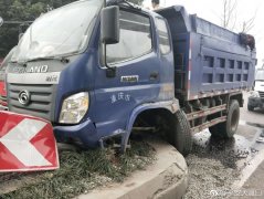 货车撞路沿砂石翻一地   空气中弥漫着机油味道