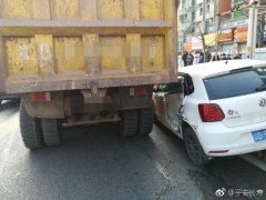大货车变道加塞惹祸  小车被“挤”上绿化带