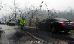 交通事故致机油泄漏阻断交通   警民协作及时清除安全隐患