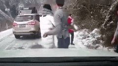 女子雪地里打开车门 遭大货车连车带人推到