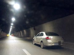 私家车行驶中用抹布遮挡号牌 遭网友抓拍