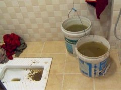 下水道污物倒灌 居民轮流睡觉蹲守厕所