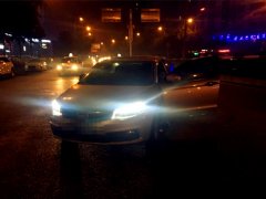 马路当车库 男子把车停路中间呼呼大睡