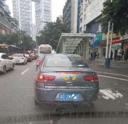 车主用光盘挡车牌  在车流中行驶