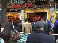 重庆一门市突发大火 损失数万元