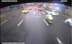 12岁女孩公交车上昏倒 警车开道送医