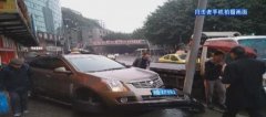 越野车失控冲上人行道 路边灯杆被撞倒