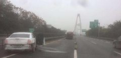 两司机高速路上相互别车  车速过快撞上分隔带
