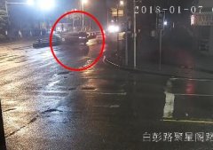 老司机凌晨上班赶时间   超速行驶撞上隔离桩