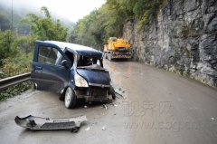 面包车怼吊车面无全非 天雨路滑开车有讲究