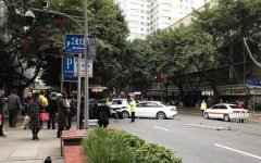 奥迪冲过隔离栏  发生撞车