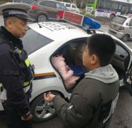 发现兜里的钱被偷了  初中男孩悄悄地跟着嫌疑人