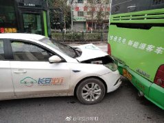 被后车连续闪灯催促  新手司机变道让行追尾公交车