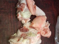 买的猪肉拿回家切开  竟发现不明黄色物体