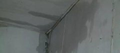 居民楼变水帘洞 业主只好打着伞出入