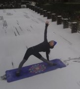 重庆美女不惧寒冷雪地里练瑜伽