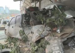 重庆一运渣车失控  连撞10多车