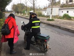 女子骑电瓶车摔倒  却说自己今天运气很旺