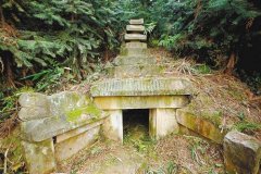 乍一看像坟墓   里面藏了16幅清代壁画