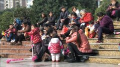 阳光回归气温升 市民乐享日光浴