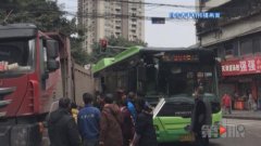 公交车撞上除渣车 这个路口要小心
