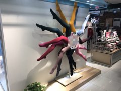 重庆一商场现“千腿丝袜” 造型奇特引人遐想