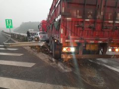 女司机分道口强行变道 轿车差点被“怼”出高速路