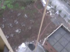 卧室墙上现神秘脚印 女业主大惊失色