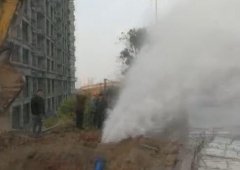 建筑工地水管被挖爆 喷出7米高水柱