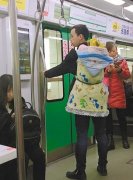 车上有空位他却不愿坐下  原因令人感动