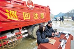 大雪阻路汽车无法行驶 云阳年轻法官高山送法